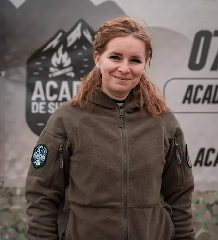 Gabriela, instructor medic al Academiei de Supraviețuire, în polar oliv