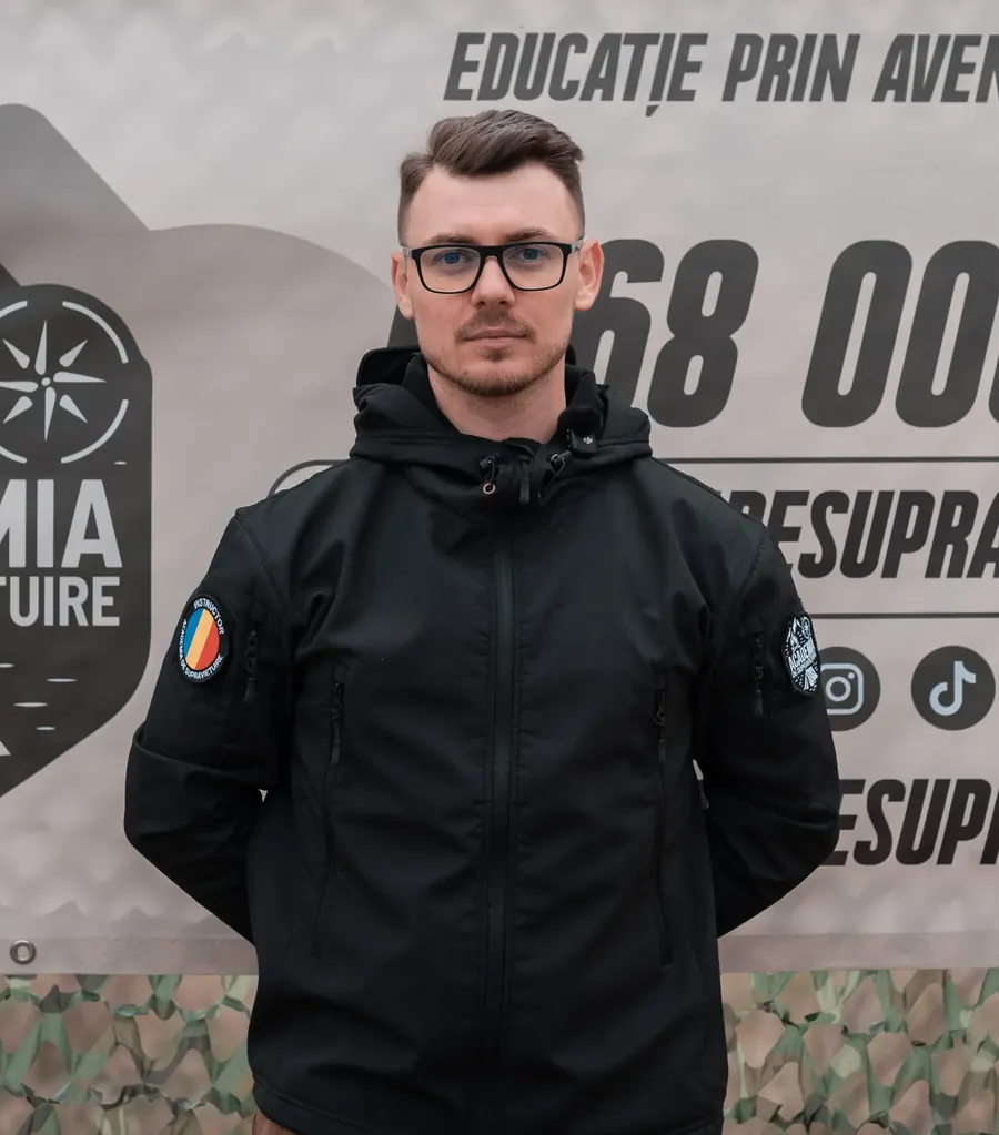 Ilie Mădălin, fondatorul Academiei de Supraviețuire, în geacă neagră cu ecusonul academiei