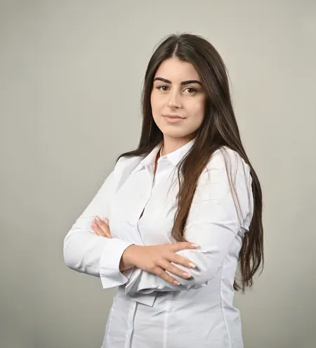 Popescu Alexandra, coordonator organizare, în cămașă albă